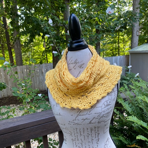 Yellow handmade infinity scarf - Picture 1 of 5